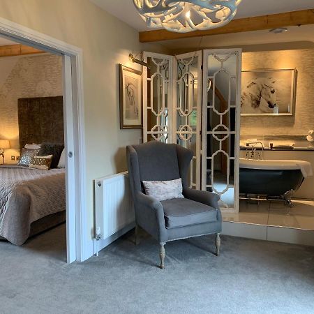 The Wheatsheaf Hotel, Sandbach Bagian luar foto A suite at The Swan